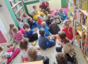 Warsztaty emocje, czytanie przez panią bibliotekarkę